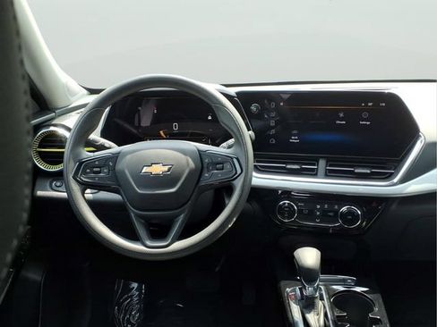 Used 2025 Chevrolet Trax LT FWD image 10