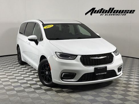 Used 2023 Chrysler Pacifica Touring FWD image 1