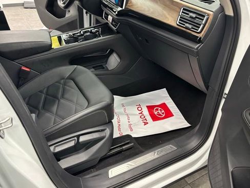 Used 2025 Volkswagen Atlas SE image 34