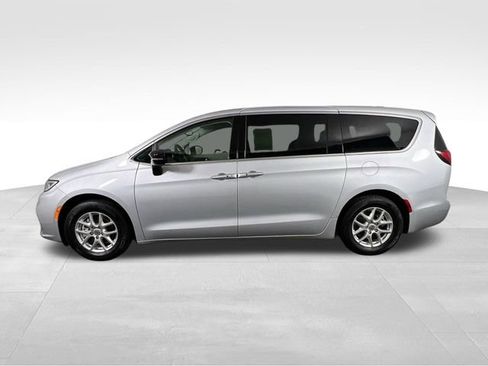 Used 2024 Chrysler Pacifica Touring-L image 7