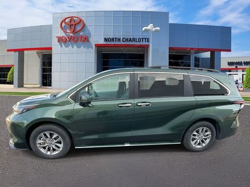 Used 2025 Toyota Sienna XLE image 6