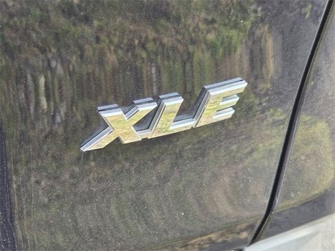 Used 2019 Toyota RAV4 XLE w/ Convenience Package image 8