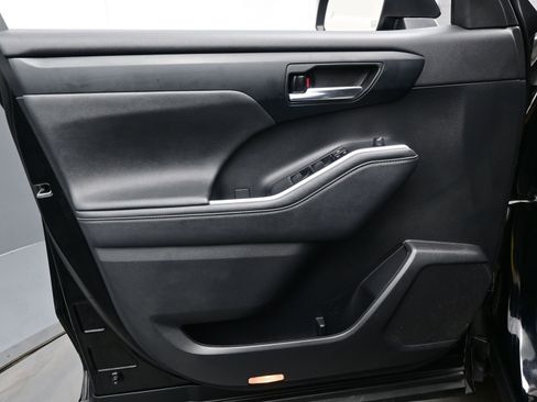 Used 2023 Toyota Highlander XLE image 9