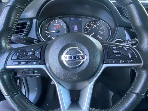 Used 2018 Nissan Rogue SV FWD image 18