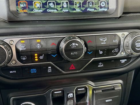 Used 2023 Jeep Wrangler Unlimited w/ Sun & Screen Package image 17