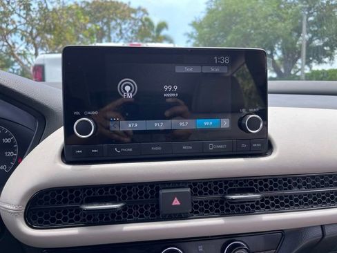 Used 2023 Honda HR-V LX image 9