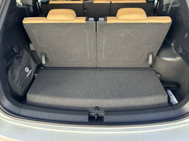 Certified 2024 Volkswagen Tiguan SE R-Line FWD image 30
