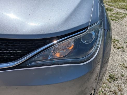 Used 2020 Chrysler Pacifica Touring-L FWD image 9