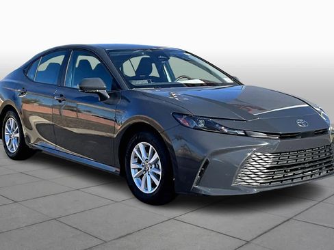Used 2025 Toyota Camry SE image 2