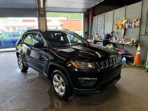 Used 2018 Jeep Compass Latitude w/ Popular Equipment Group AWD/4WD image 3