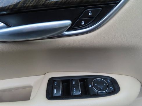 Used 2019 Cadillac XT5 FWD image 11