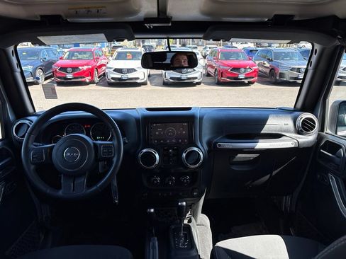 Used 2018 Jeep Wrangler Unlimited Sahara AWD/4WD image 26