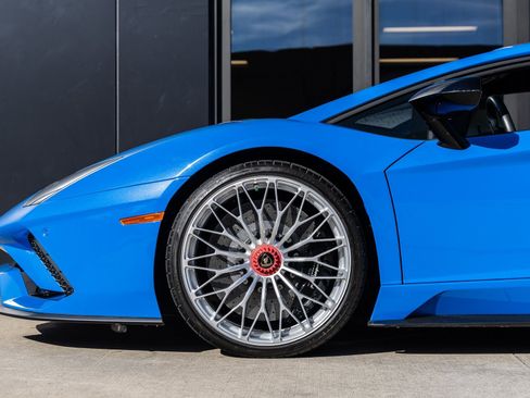 Used 2018 Lamborghini Aventador S image 12