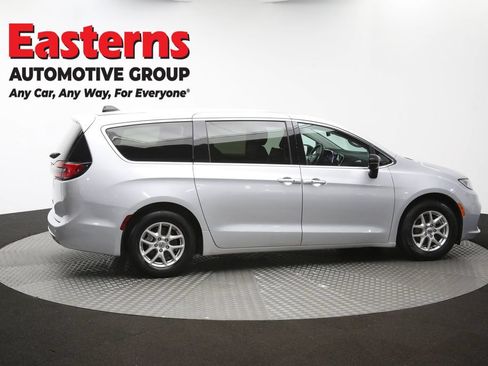 Used 2024 Chrysler Pacifica Touring-L FWD image 43