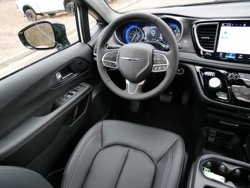 New 2026 Chrysler Pacifica Select image 9