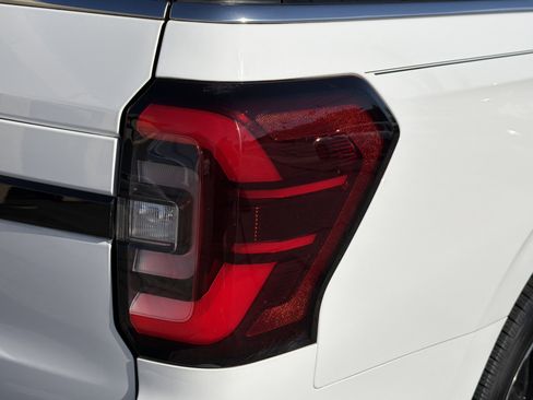 Used 2023 Ford Expedition Limited AWD/4WD image 12