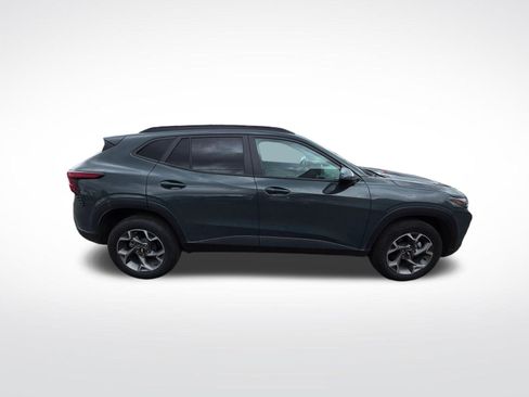 Used 2025 Chevrolet Trax LT w/ LT Convenience Package image 4