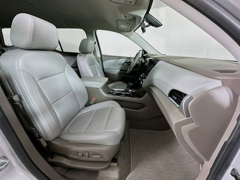 Used 2020 Chevrolet Traverse LT image 32