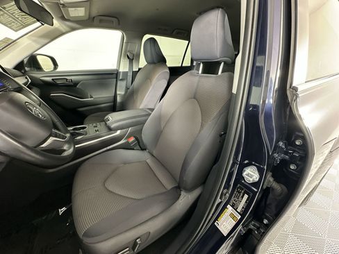 Used 2025 Toyota Highlander LE FWD image 11