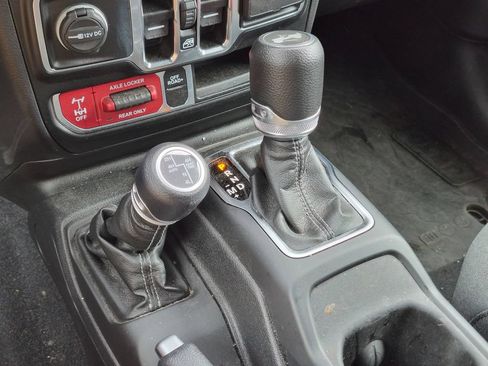 Used 2024 Jeep Wrangler Unlimited AWD/4WD image 15