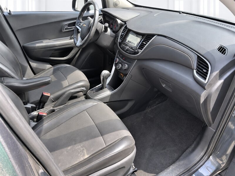 Used 2017 Chevrolet Trax LT w/ LT Convenience Package AWD/4WD image 8