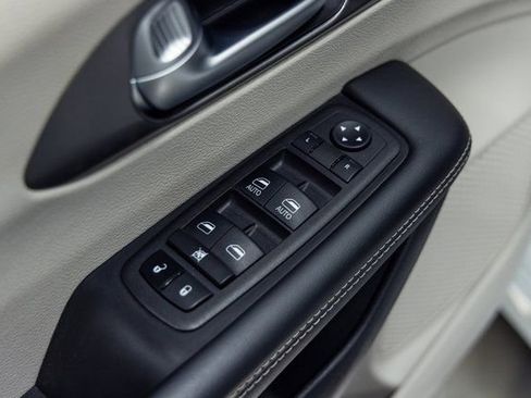 Used 2024 Chrysler Pacifica Touring-L image 12