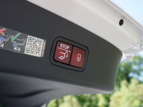 Certified 2025 Mercedes-Benz GLC 300 image 32