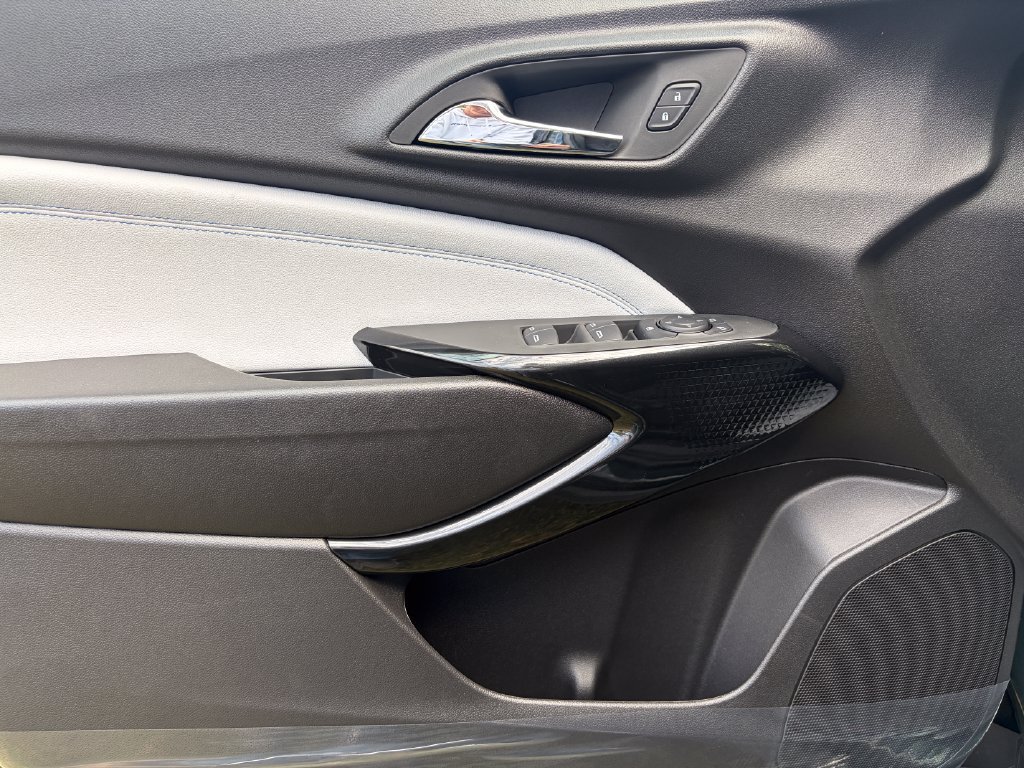 New 2026 Chevrolet Trax LT w/ Midnight Edition FWD image 13