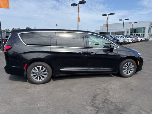 Used 2023 Chrysler Pacifica Limited FWD image 12