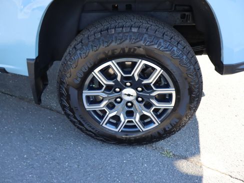 Used 2025 Chevrolet Colorado Z71 AWD/4WD image 39