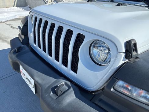Used 2020 Jeep Gladiator Sport w/ Quick Order Package 24S image 11