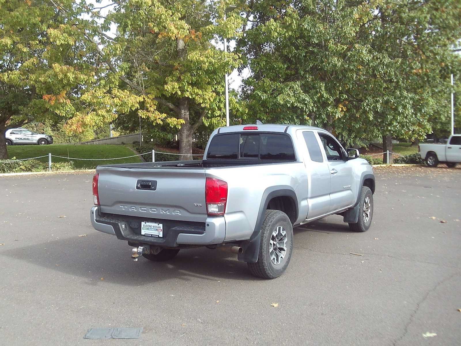 Used 2017 Toyota Tacoma TRD Off-Road w/ Premium & Technology Package AWD/4WD image 5