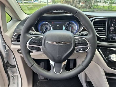 Used 2023 Chrysler Pacifica Limited FWD image 23