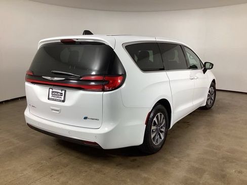 Used 2024 Chrysler Pacifica Limited FWD image 5
