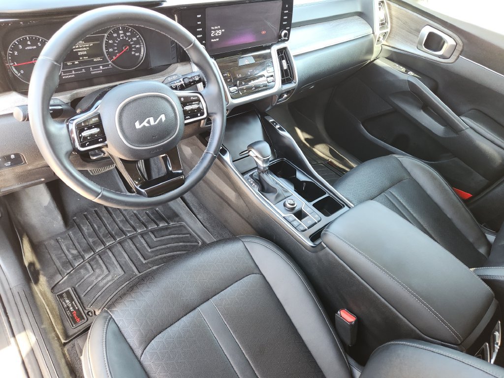 Used 2022 Kia Sorento EX w/ Panoramic Sunroof Package FWD image 3