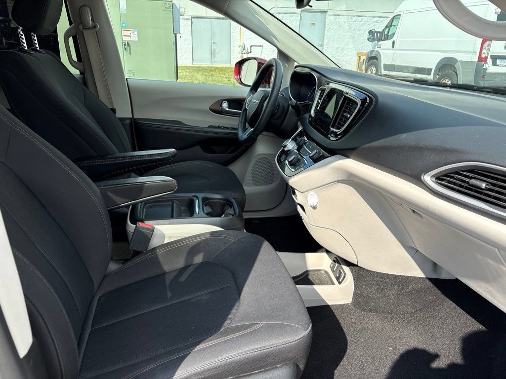 Used 2018 Chrysler Pacifica Touring Plus FWD image 25
