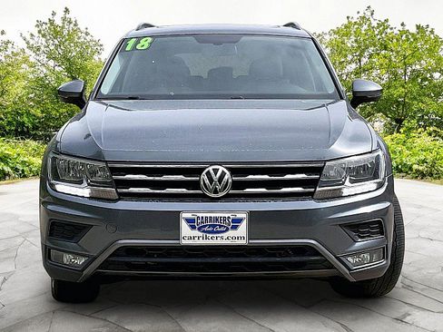 Used 2018 Volkswagen Tiguan SE w/ Panoramic Sunroof Package FWD image 2