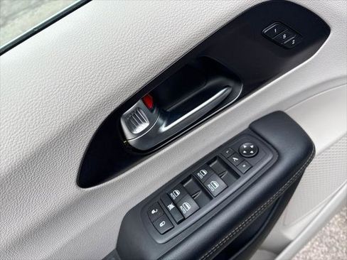 Certified 2020 Chrysler Pacifica Limited image 12