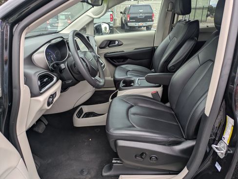 Used 2024 Chrysler Pacifica Touring-L FWD image 17