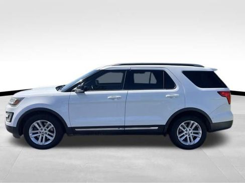 Used 2017 Ford Explorer XLT FWD image 4