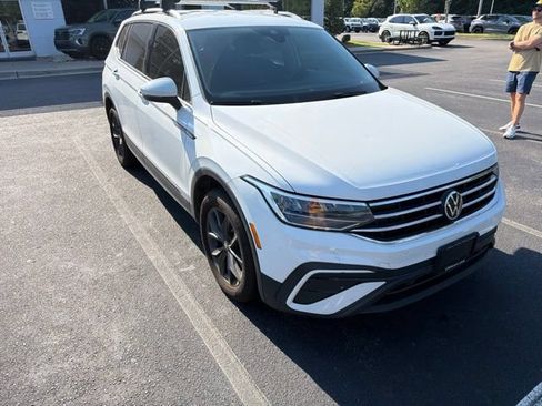 Used 2024 Volkswagen Tiguan SE AWD/4WD image 12