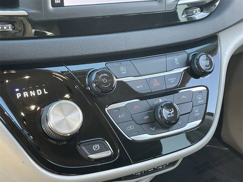 Used 2022 Chrysler Voyager LX image 27