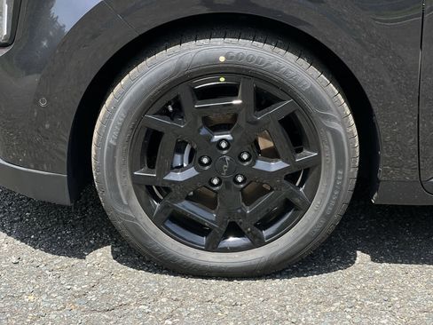 New 2026 Kia Carnival SX w/ SX Dark Edition Package FWD image 17