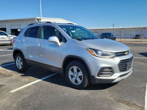 Used 2020 Chevrolet Trax LT w/ LT Convenience Package image 8