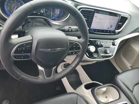 Used 2024 Chrysler Pacifica Touring-L FWD image 18