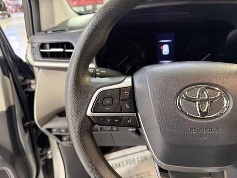 Used 2021 Toyota Sienna LE FWD image 14