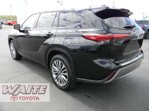 Used 2022 Toyota Highlander Platinum AWD/4WD image 4