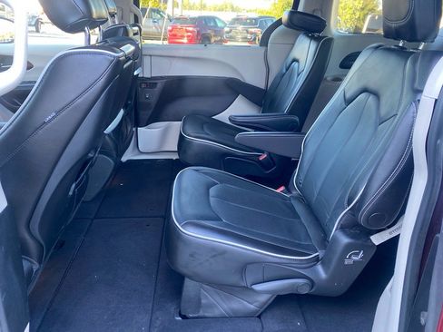 Used 2022 Chrysler Pacifica Limited w/ Uconnect Theater Family Group image 24