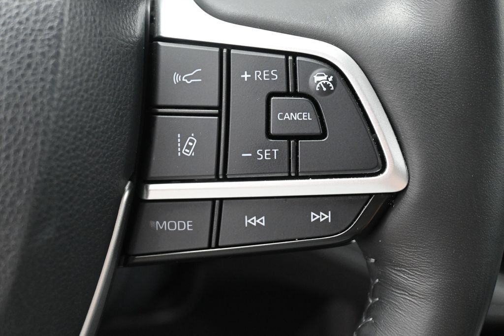 Certified 2024 Toyota Highlander Limited AWD/4WD image 19