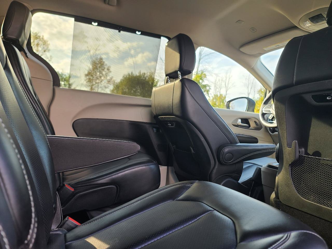Used 2023 Chrysler Pacifica Touring-L FWD image 11